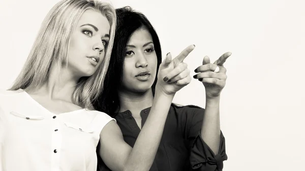 Mujeres señalando ingenio dedos — Foto de Stock