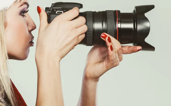 Photographer shooting images — Stock Photo, Image