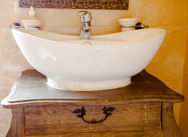 Hygiene. Closeup of sink. Retro batroom. — Stock Photo, Image