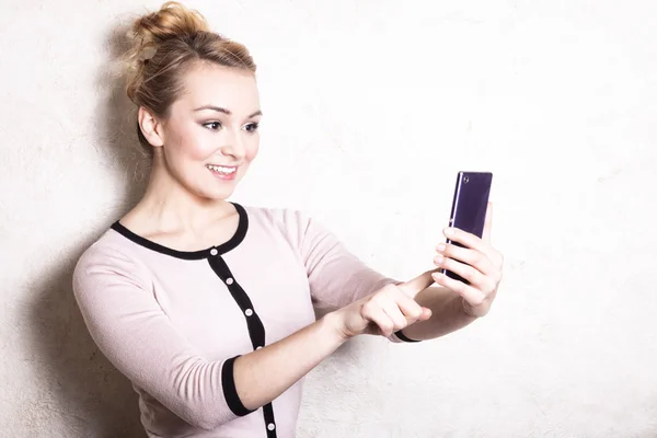 Podnikatelka držící mobilní telefon — Stock fotografie