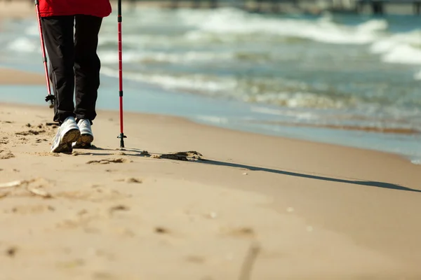 Mulher caminhando na praia . — Fotografia de Stock