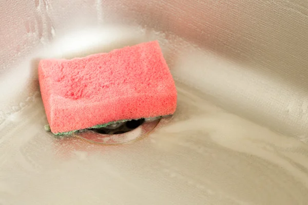 Fregadero cocina con esponja de espuma . —  Fotos de Stock