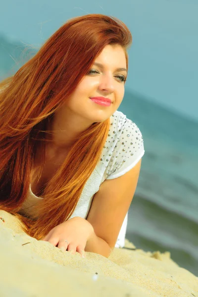 Güzel redhaired kız yalan — Stok fotoğraf