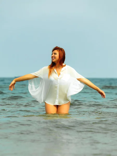 젖은 옷을 입고 서 있는 여자 — 스톡 사진
