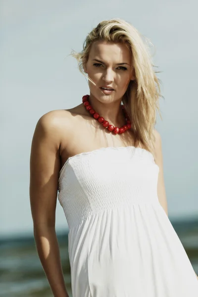 Chica de pie en la playa — Foto de Stock