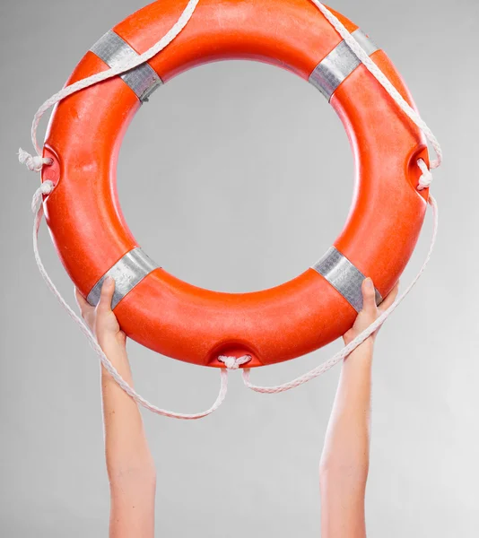 Кольцо спасательного буя в женских руках — стоковое фото