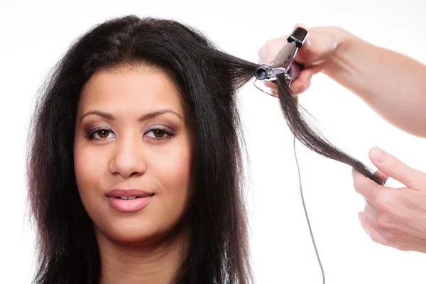 Mujer con cabello largo haciendo peinado —  Fotos de Stock