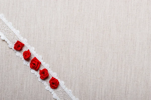 Roses en soie rouge sur tissu — Photo