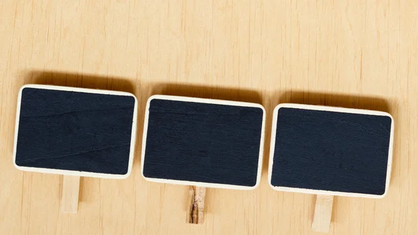 Kleine schoolborden op houten oppervlak — Stockfoto