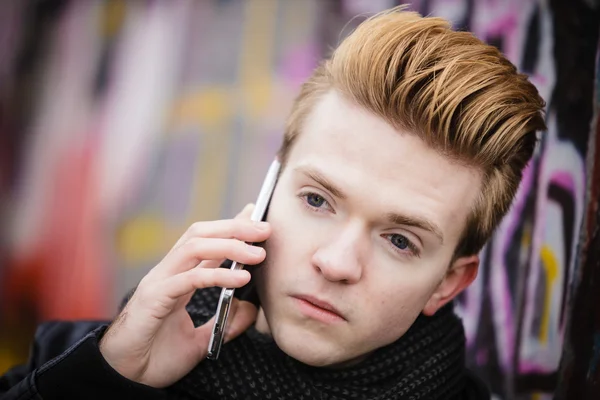 Man aan het praten op mobiele telefoon — Stockfoto