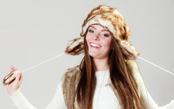 Kobieta w czapce zimowej odzieży futra — Zdjęcie stockowe