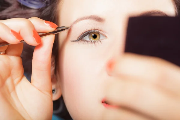 Mädchen zupft sich die Augenbrauen — Stockfoto