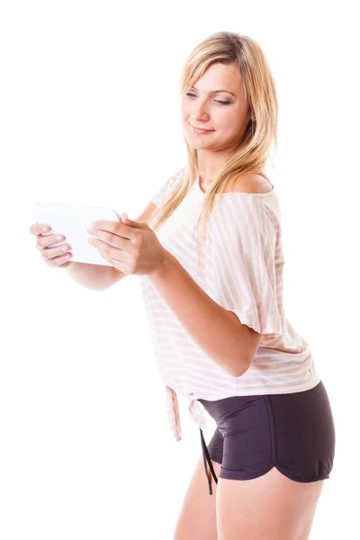 Genç kadın holding tablet — Stok fotoğraf
