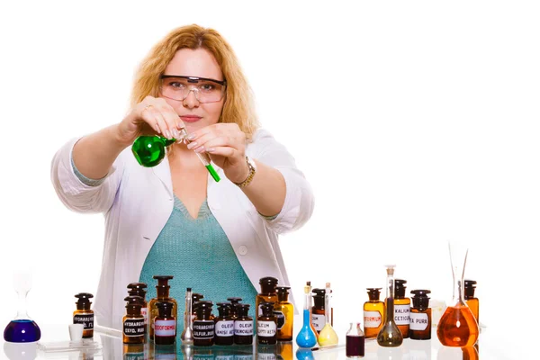 Scheikundige met chemische flessen test kolf — Stockfoto