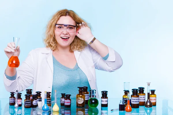 Estudiante con frasco de prueba de cristalería . — Foto de Stock