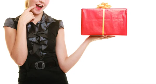 Chica sosteniendo caja de regalo —  Fotos de Stock