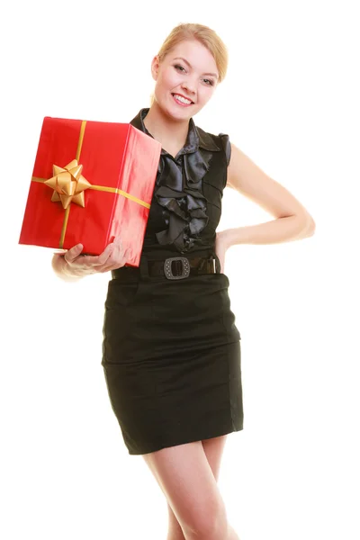 Ragazza in possesso di scatola regalo — Foto Stock