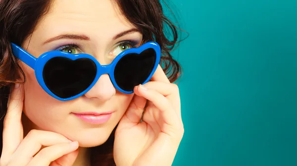 Meisje draagt blauwe zonnebril — Stockfoto