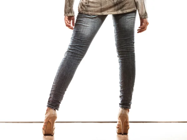 Женские ноги в джинсовых брюках — стоковое фото