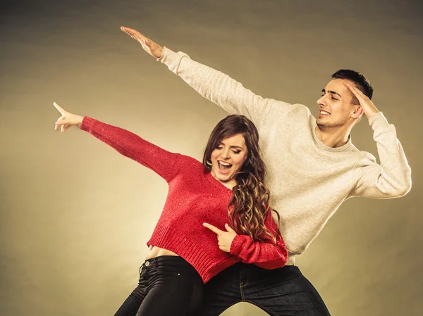 Smiling young couple having fun — Stock Photo, Image