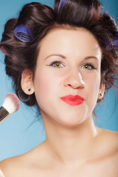 Mujer aplicando colorete rouge —  Fotos de Stock