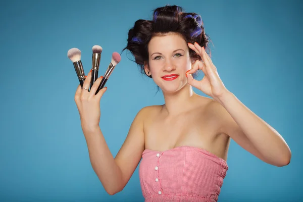 Mujer sosteniendo cepillos de maquillaje — Foto de Stock