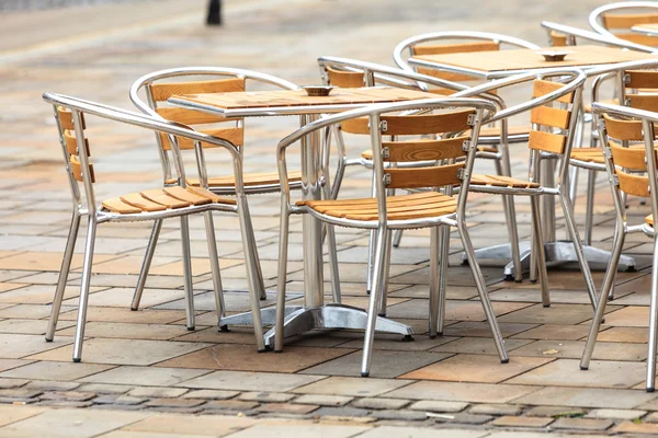 Stoelen en tafels in cafe — Stockfoto