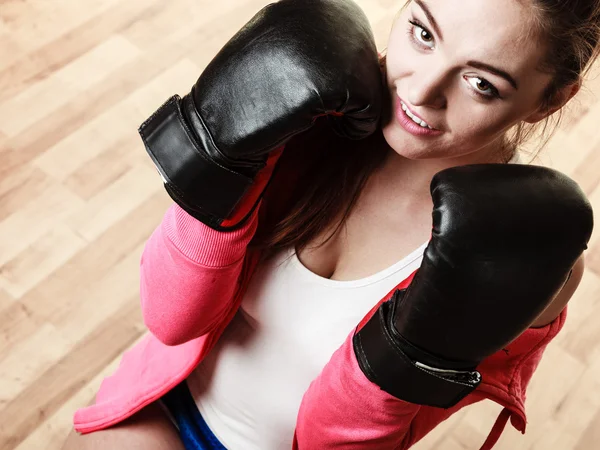 Ajuste mulher desportiva boxe — Fotografia de Stock