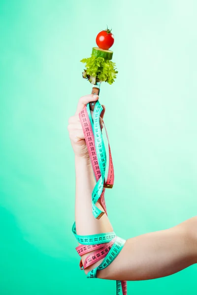 Mano sosteniendo comida vegetariana —  Fotos de Stock