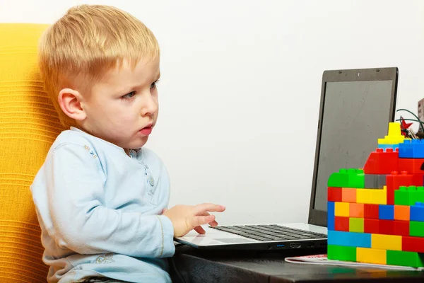 Menino usando laptop em casa — Fotografia de Stock