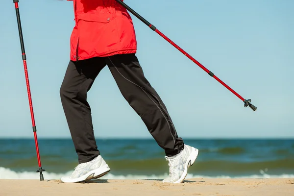 Vrouw wandelen op het strand. — Stockfoto