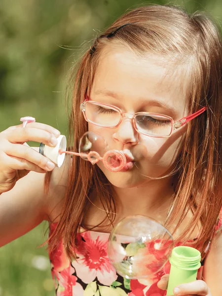 Liten flicka blåser såpbubblor — Stockfoto