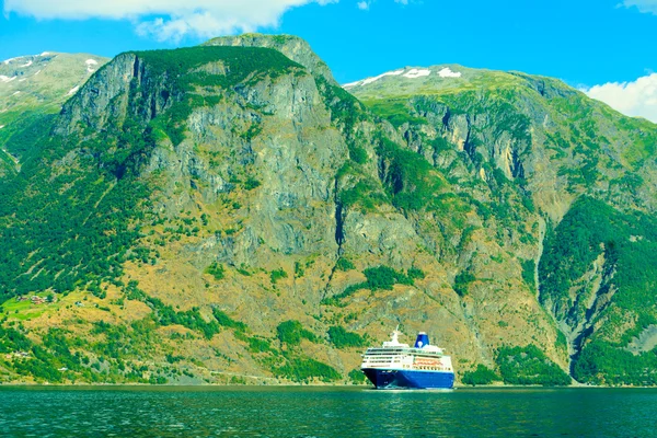 Bateau de croisière sur le fjord en Norvège . — Photo