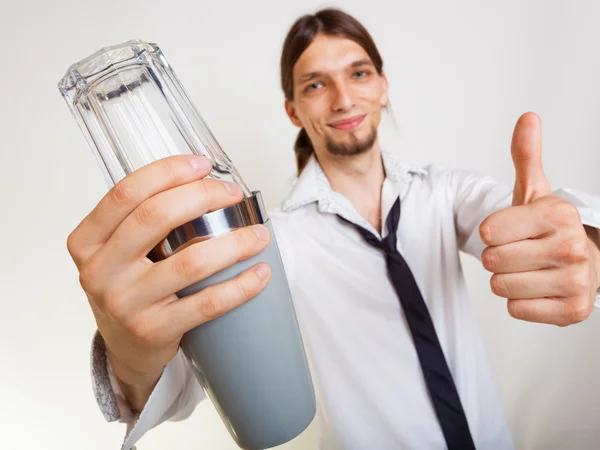 Homme avec shaker faisant cocktail — Photo