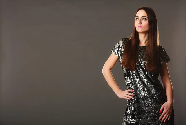 Mujer en vestido elegante posando — Foto de Stock