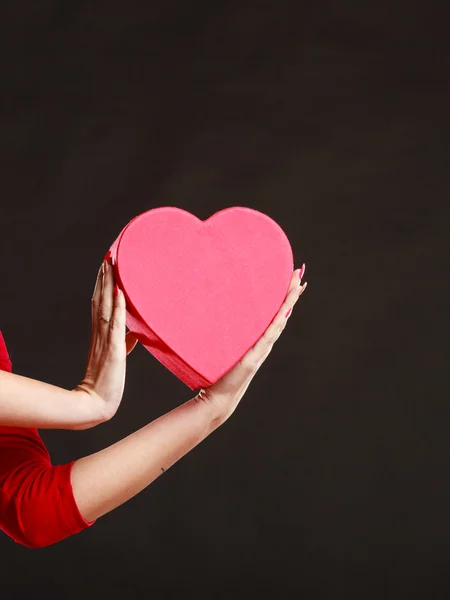 Woman  holding heart box. — Stock Photo, Image