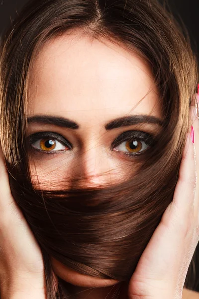 Женщина покрывает лицо волосами — стоковое фото