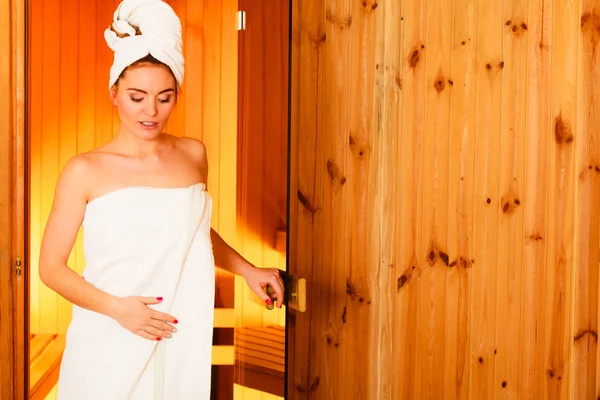 Vrouw ontspannen in sauna — Stockfoto