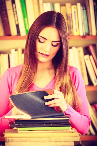 Student bij het bestuderen van de bibliotheek van de Universiteit — Stockfoto