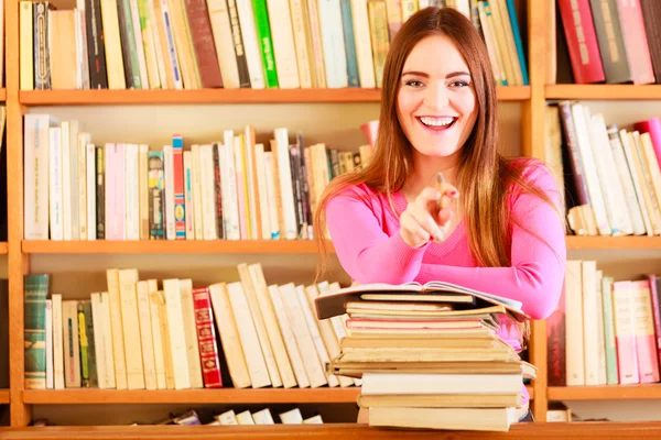 Estudante fazendo pesquisa — Fotografia de Stock