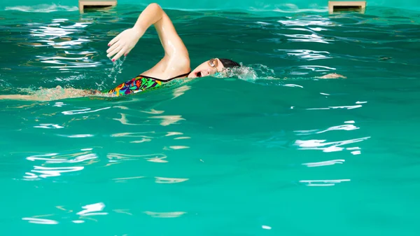 Simning kvinna i pool. — Stockfoto
