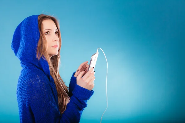 Chica escuchando música — Foto de Stock