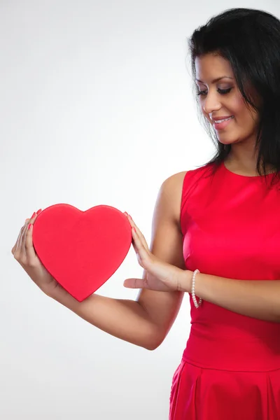 Preciosa mujer sosteniendo caja de regalo — Foto de Stock