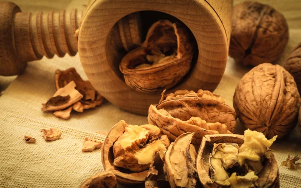 Valnötter med Nötknäpparen på rustika bord — Stockfoto