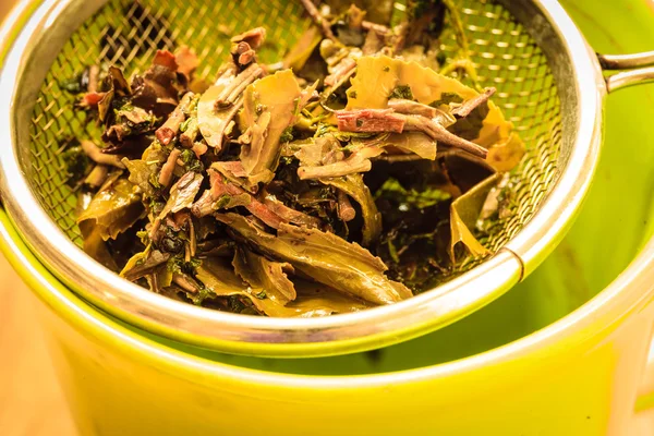 Tee coador com folhas de ervas — Fotografia de Stock