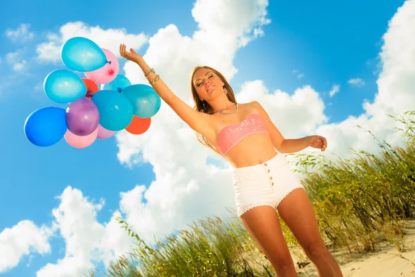 Flicka som håller ballonger — Stockfoto