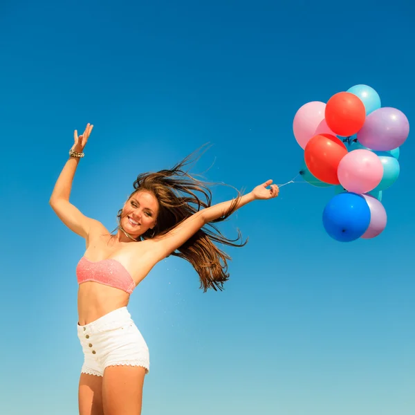 Kız balonlarla zıplıyor — Stok fotoğraf