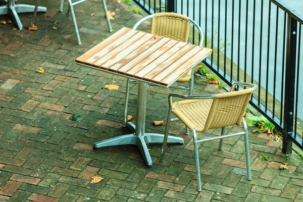 Stoelen en tafel in café — Stockfoto