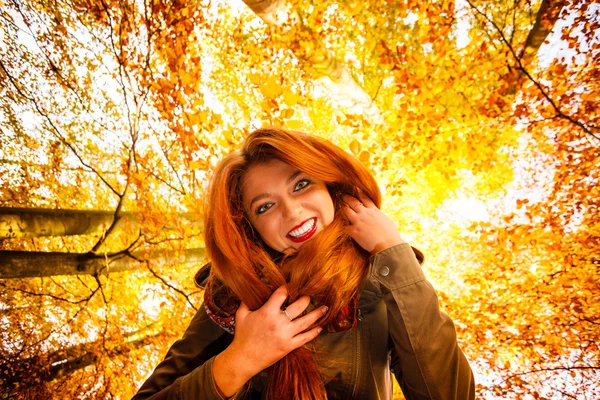 Mulher sorrindo no parque de outono — Fotografia de Stock