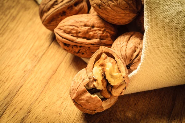 Nueces sobre mesa rústica de madera vieja — Foto de Stock